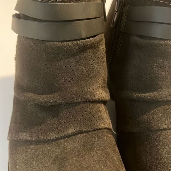 Earth Origins Oakland Odel Olive Green Side Zip Slip On Suede Booties Sz 7 NWOB - Picture 12 of 15